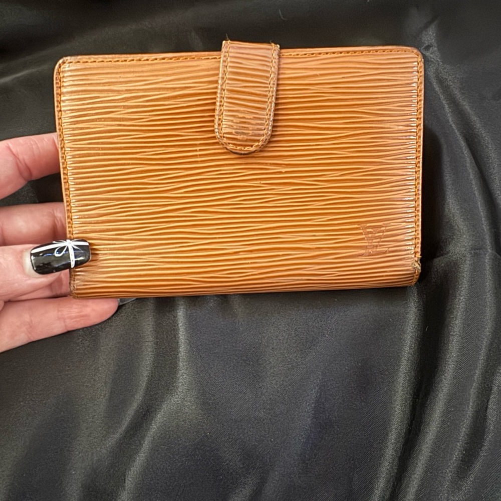 Louis Vuitton Kiss Lock Epi Wallet